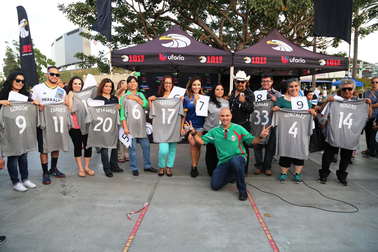 El Bueno, La Mala y El Feo regalaron un Nissan Altima nuevecito en el juego del Galaxy. Checa quien fue la afortunada y la divertida que se dieron aquí.