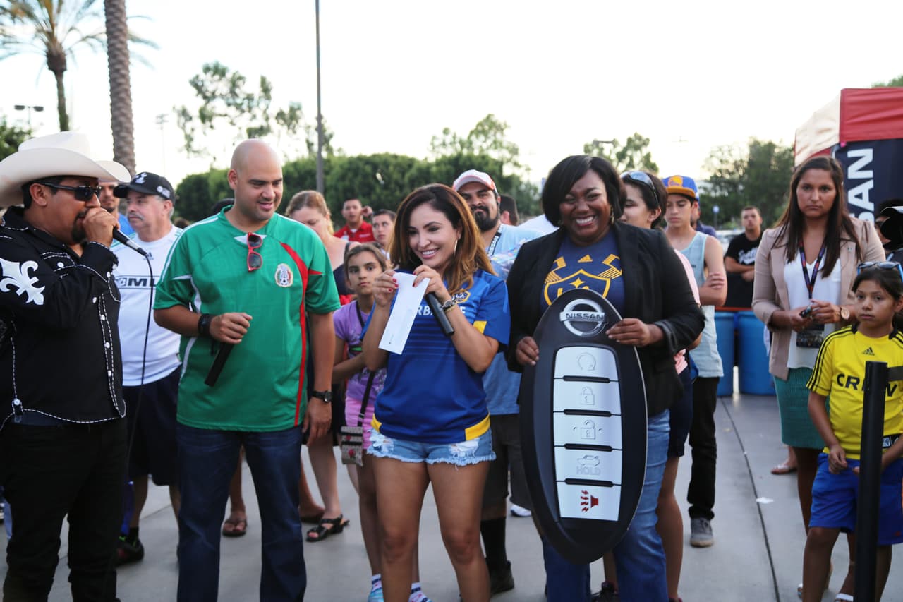 El Bueno, La Mala y El Feo regalaron un Nissan Altima nuevecito en el juego del Galaxy. Checa quien fue la afortunada y la divertida que se dieron aquí.