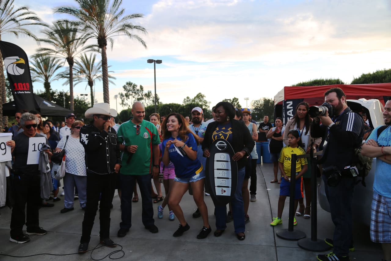 El Bueno, La Mala y El Feo regalaron un Nissan Altima nuevecito en el juego del Galaxy. Checa quien fue la afortunada y la divertida que se dieron aquí.