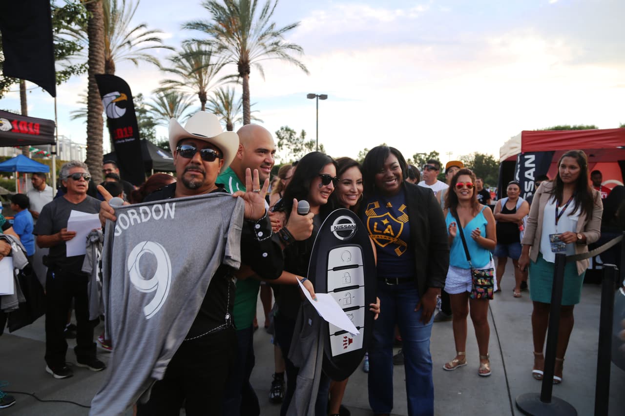 El Bueno, La Mala y El Feo regalaron un Nissan Altima nuevecito en el juego del Galaxy. Checa quien fue la afortunada y la divertida que se dieron aquí.