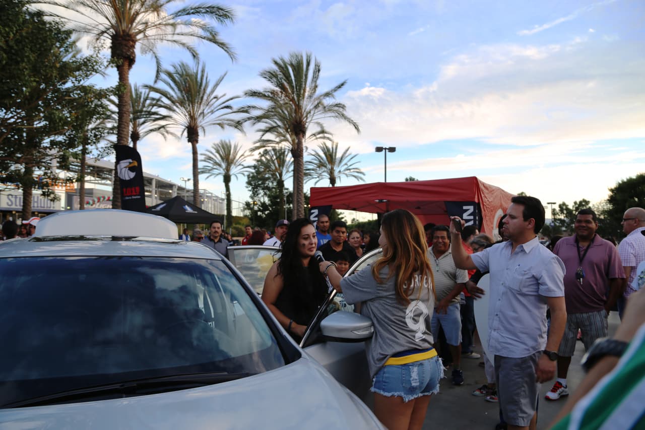 El Bueno, La Mala y El Feo regalaron un Nissan Altima nuevecito en el juego del Galaxy. Checa quien fue la afortunada y la divertida que se dieron aquí.
