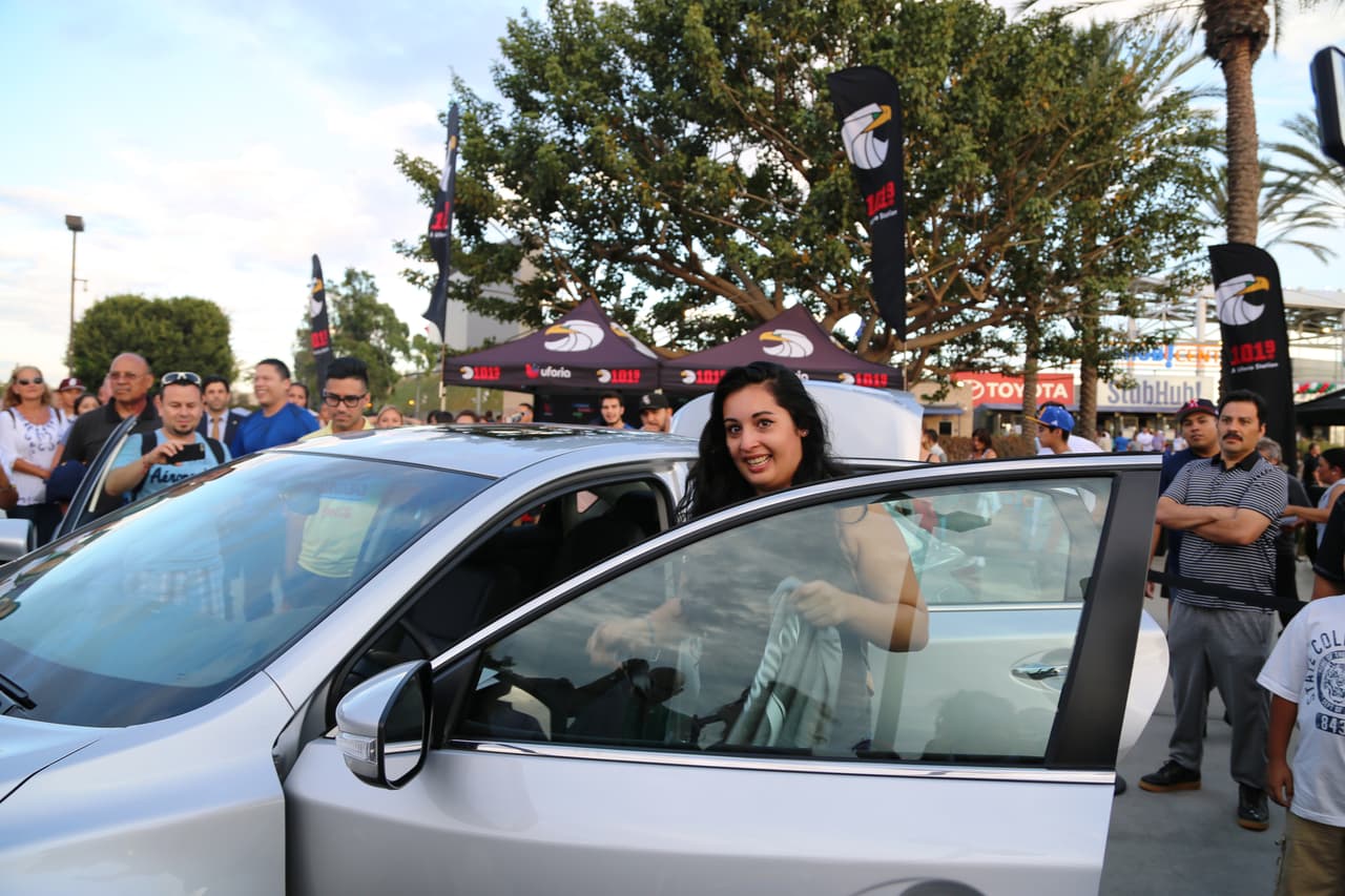 El Bueno, La Mala y El Feo regalaron un Nissan Altima nuevecito en el juego del Galaxy. Checa quien fue la afortunada y la divertida que se dieron aquí.