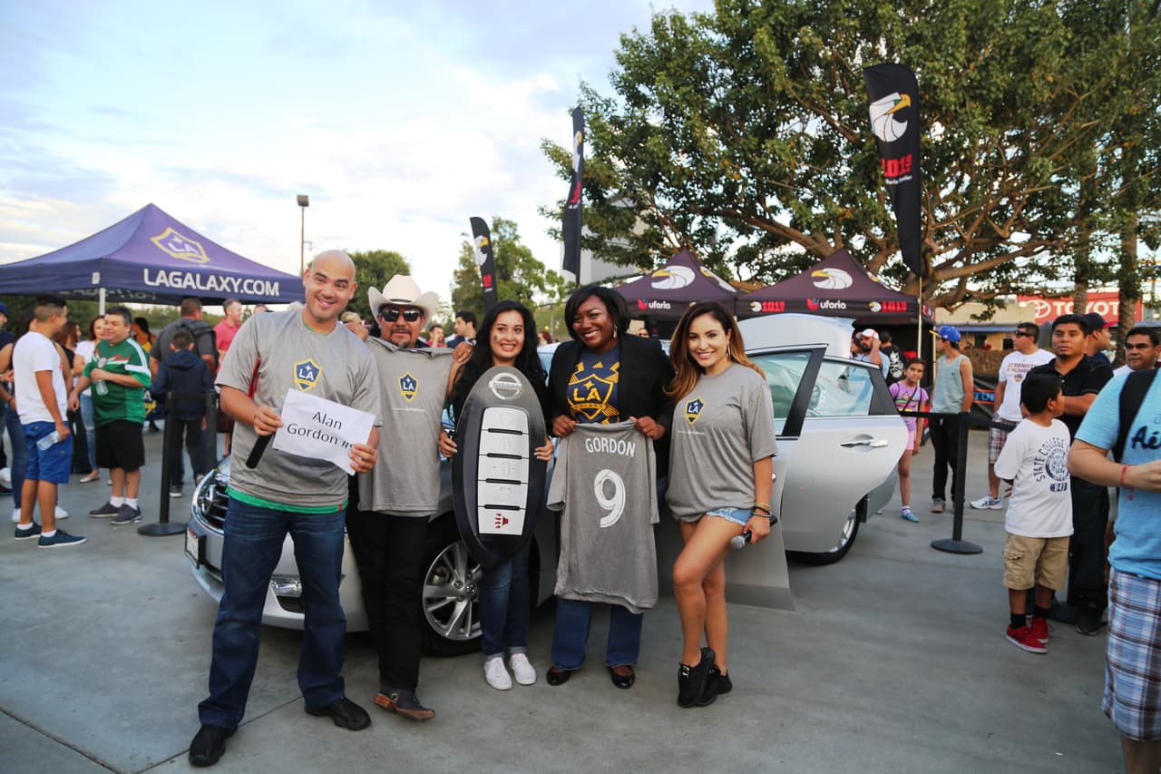 El Bueno, La Mala y El Feo regalaron un Nissan Altima nuevecito en el juego del Galaxy. Checa quien fue la afortunada y la divertida que se dieron aquí.