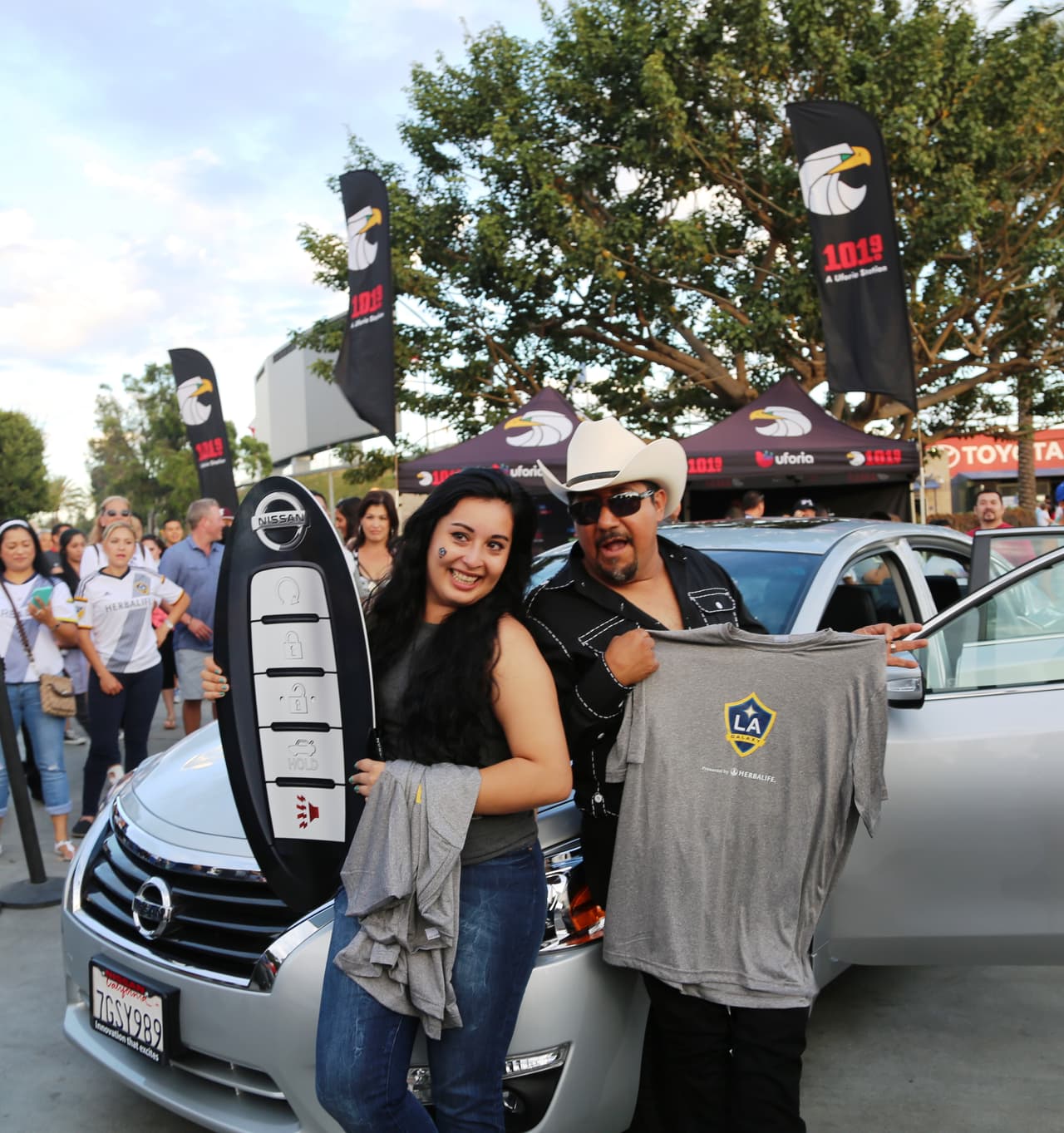 El Bueno, La Mala y El Feo regalaron un Nissan Altima nuevecito en el juego del Galaxy. Checa quien fue la afortunada y la divertida que se dieron aquí.