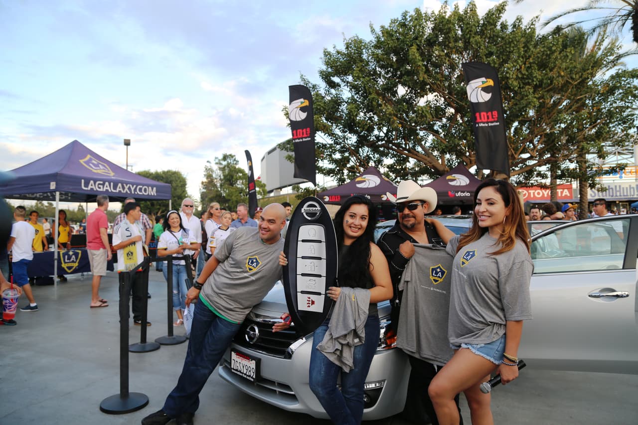 El Bueno, La Mala y El Feo regalaron un Nissan Altima nuevecito en el juego del Galaxy. Checa quien fue la afortunada y la divertida que se dieron aquí.