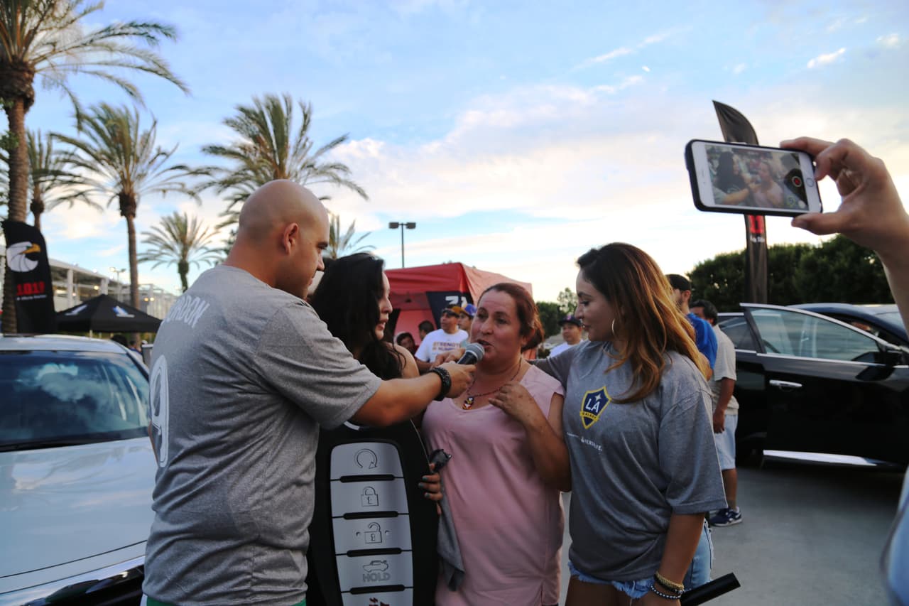 El Bueno, La Mala y El Feo regalaron un Nissan Altima nuevecito en el juego del Galaxy. Checa quien fue la afortunada y la divertida que se dieron aquí.