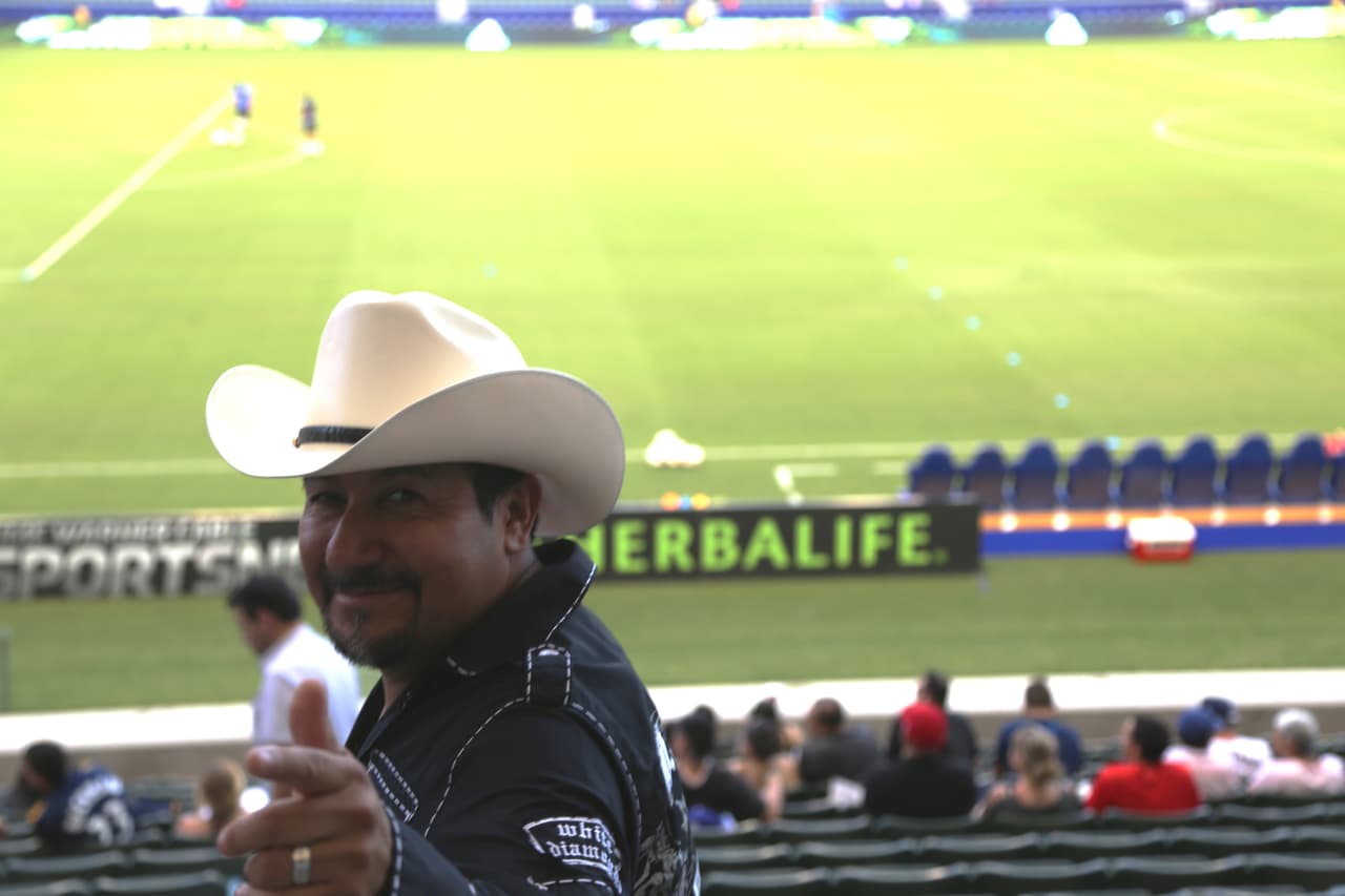 El Bueno, La Mala y El Feo regalaron un Nissan Altima nuevecito en el juego del Galaxy. Checa quien fue la afortunada y la divertida que se dieron aquí.