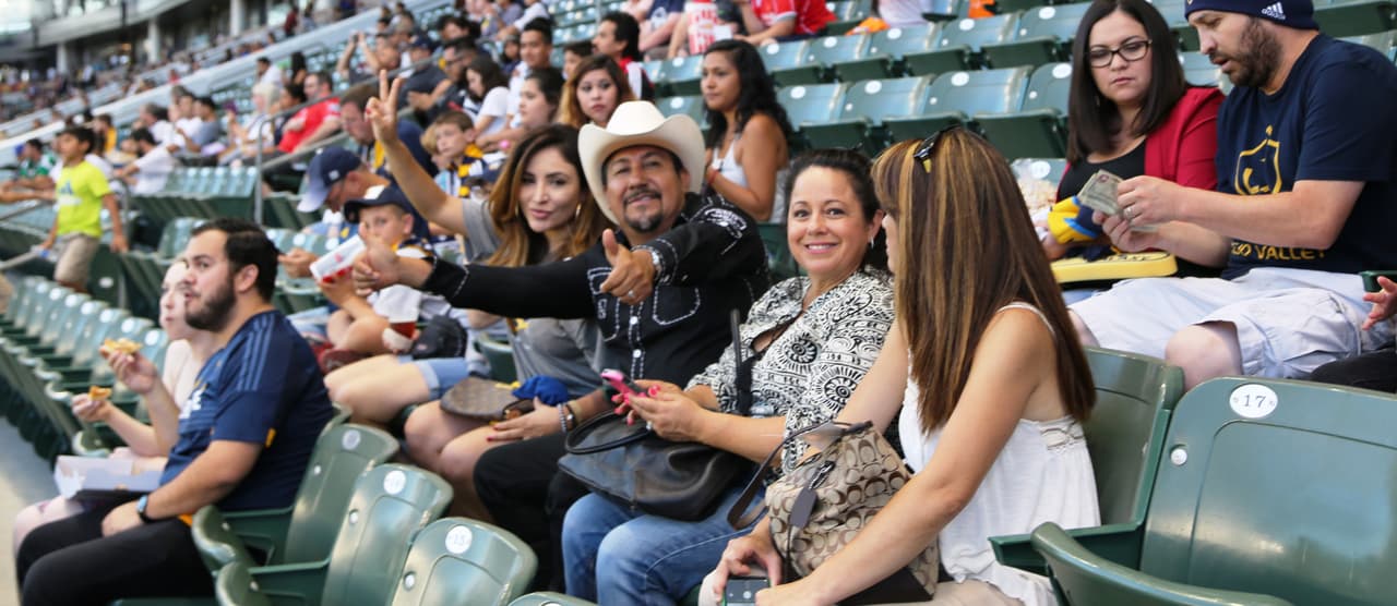 El Bueno, La Mala y El Feo regalaron un Nissan Altima nuevecito en el juego del Galaxy. Checa quien fue la afortunada y la divertida que se dieron aquí.