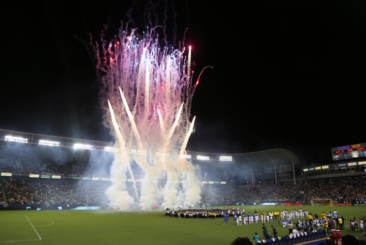 El Bueno, La Mala y El Feo regalaron un Nissan Altima nuevecito en el juego del Galaxy. Checa quien fue la afortunada y la divertida que se dieron aquí.