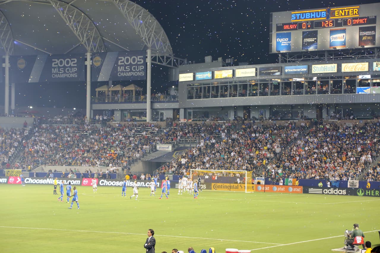 El Bueno, La Mala y El Feo regalaron un Nissan Altima nuevecito en el juego del Galaxy. Checa quien fue la afortunada y la divertida que se dieron aquí.