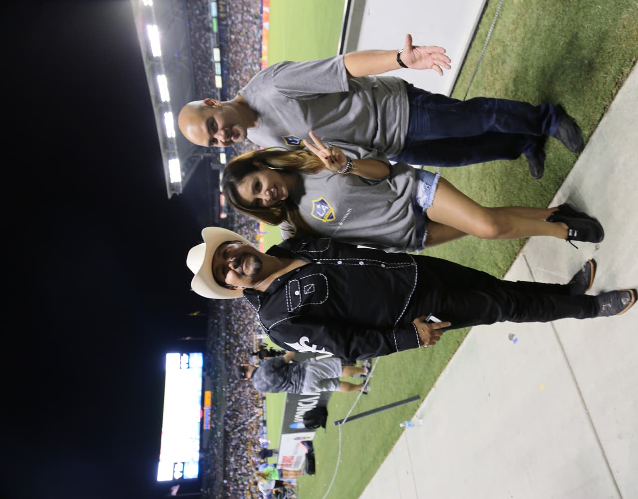 El Bueno, La Mala y El Feo regalaron un Nissan Altima nuevecito en el juego del Galaxy. Checa quien fue la afortunada y la divertida que se dieron aquí.