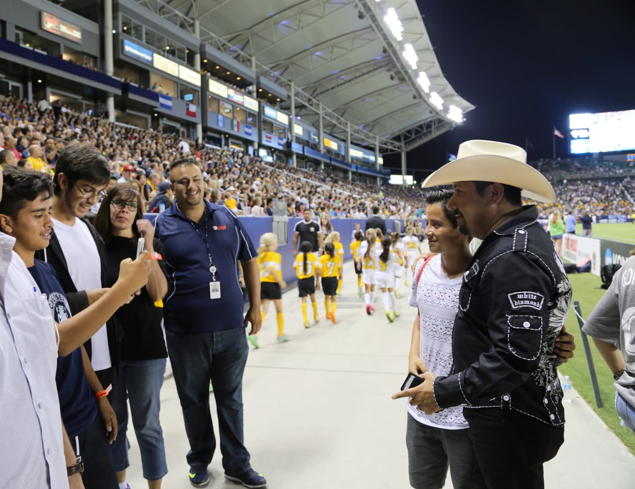 El Bueno, La Mala y El Feo regalaron un Nissan Altima nuevecito en el juego del Galaxy. Checa quien fue la afortunada y la divertida que se dieron aquí.