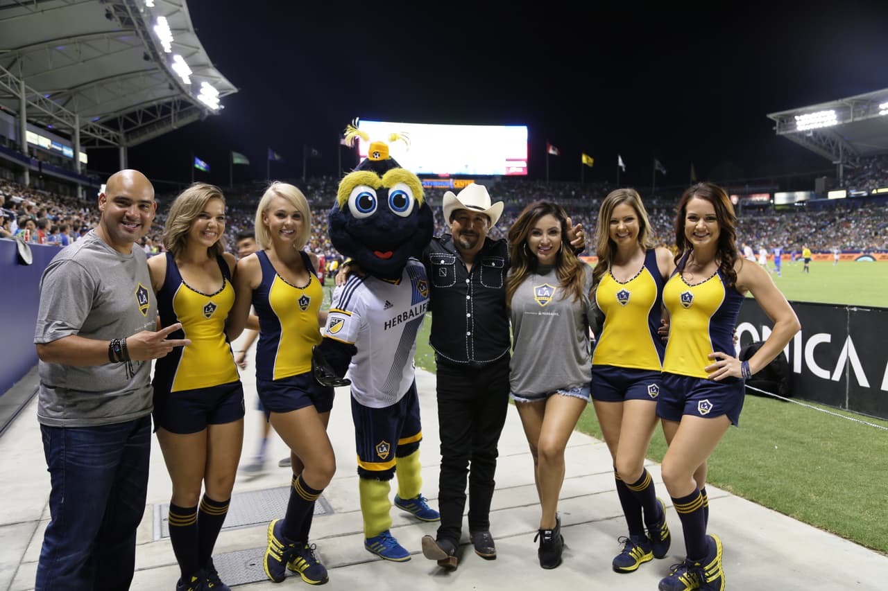 El Bueno, La Mala y El Feo regalaron un Nissan Altima nuevecito en el juego del Galaxy. Checa quien fue la afortunada y la divertida que se dieron aquí.