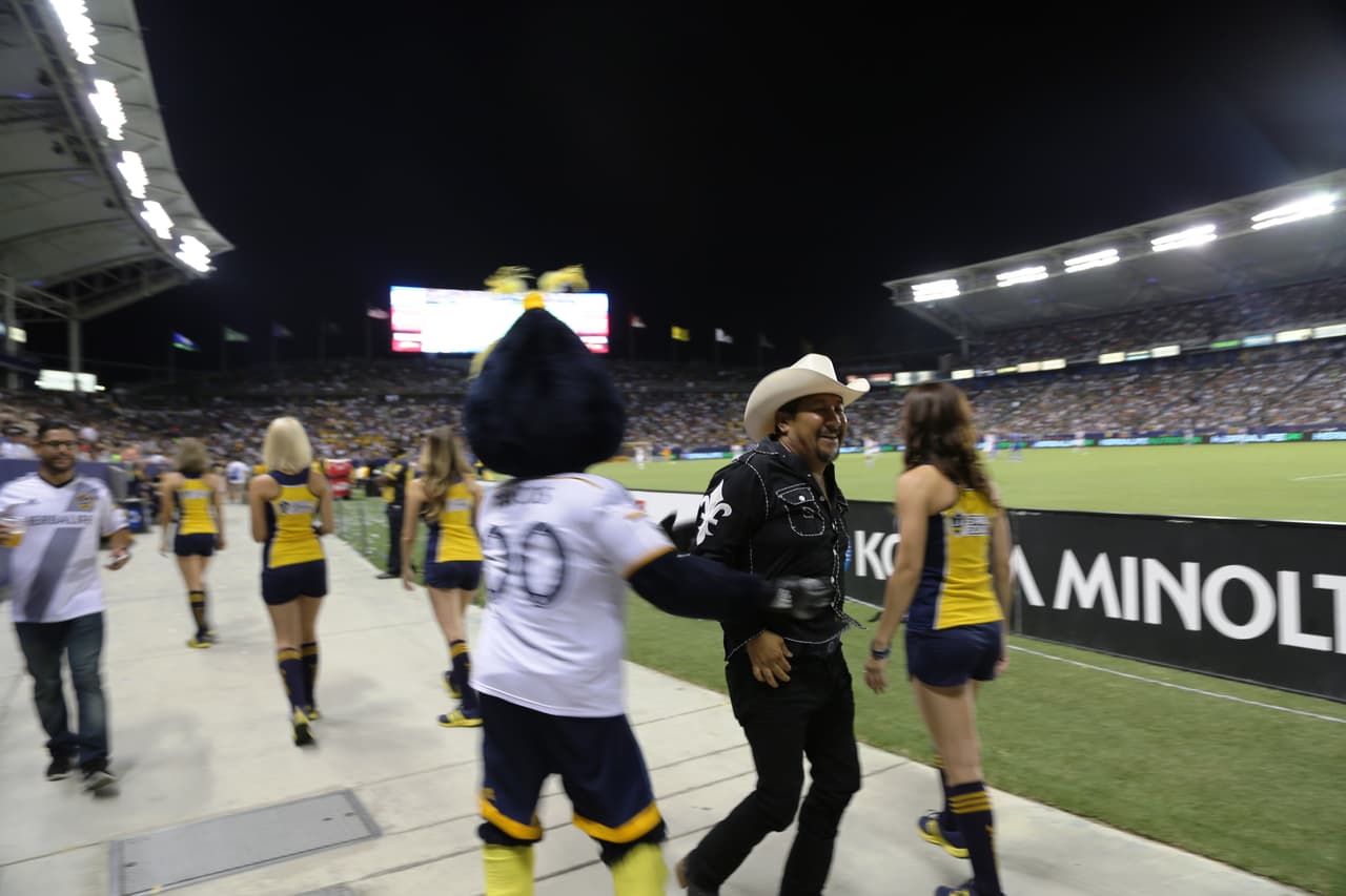 El Bueno, La Mala y El Feo regalaron un Nissan Altima nuevecito en el juego del Galaxy. Checa quien fue la afortunada y la divertida que se dieron aquí.