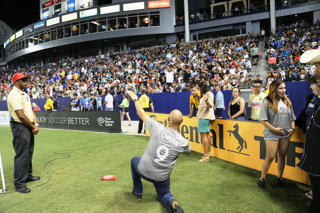 El Bueno, La Mala y El Feo regalaron un Nissan Altima nuevecito en el juego del Galaxy. Checa quien fue la afortunada y la divertida que se dieron aquí.