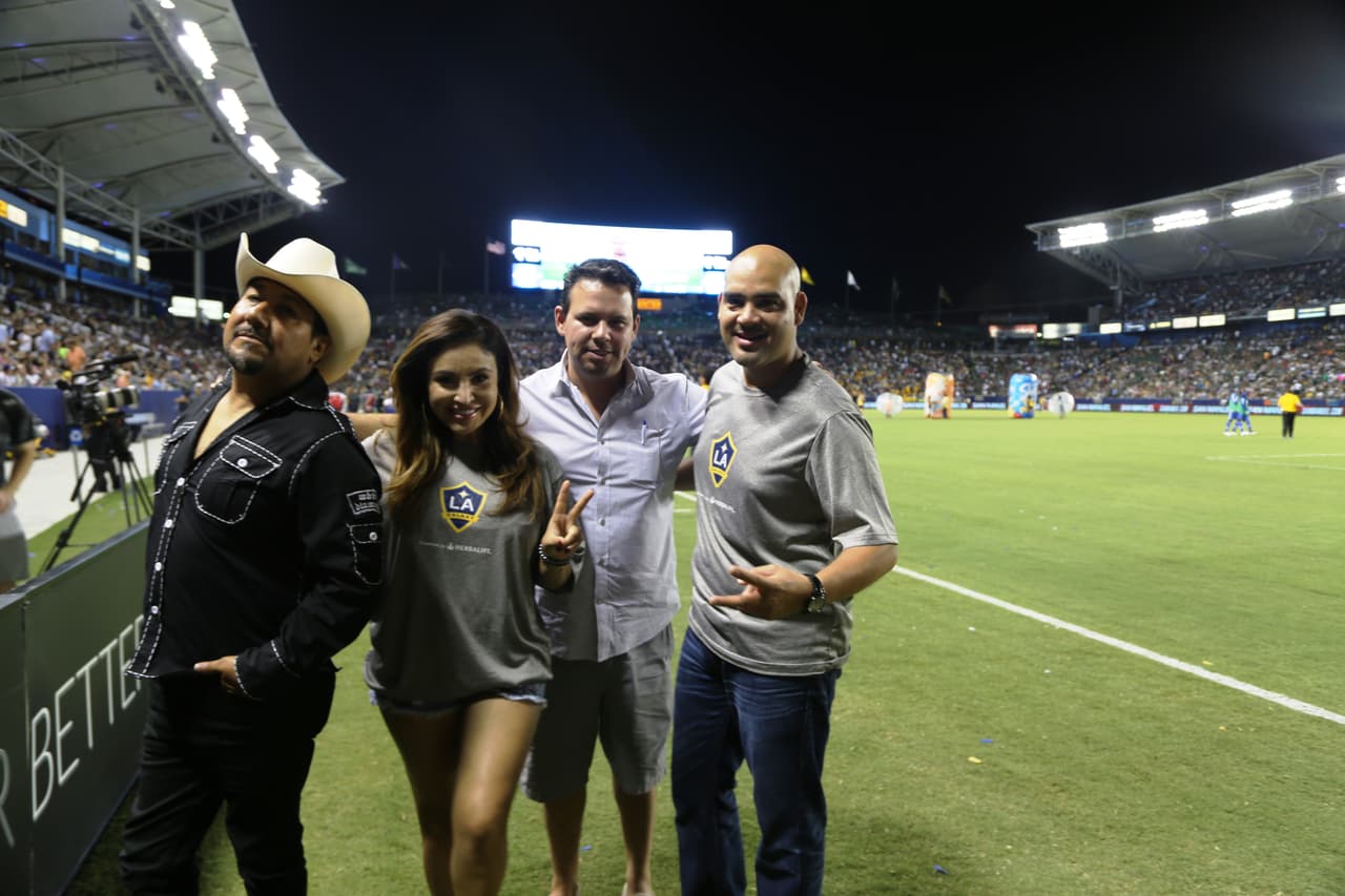 El Bueno, La Mala y El Feo regalaron un Nissan Altima nuevecito en el juego del Galaxy. Checa quien fue la afortunada y la divertida que se dieron aquí.