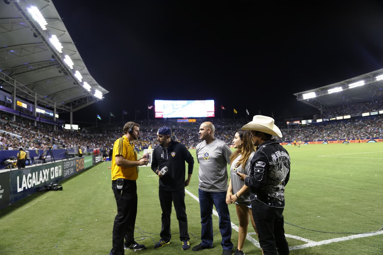 El Bueno, La Mala y El Feo regalaron un Nissan Altima nuevecito en el juego del Galaxy. Checa quien fue la afortunada y la divertida que se dieron aquí.