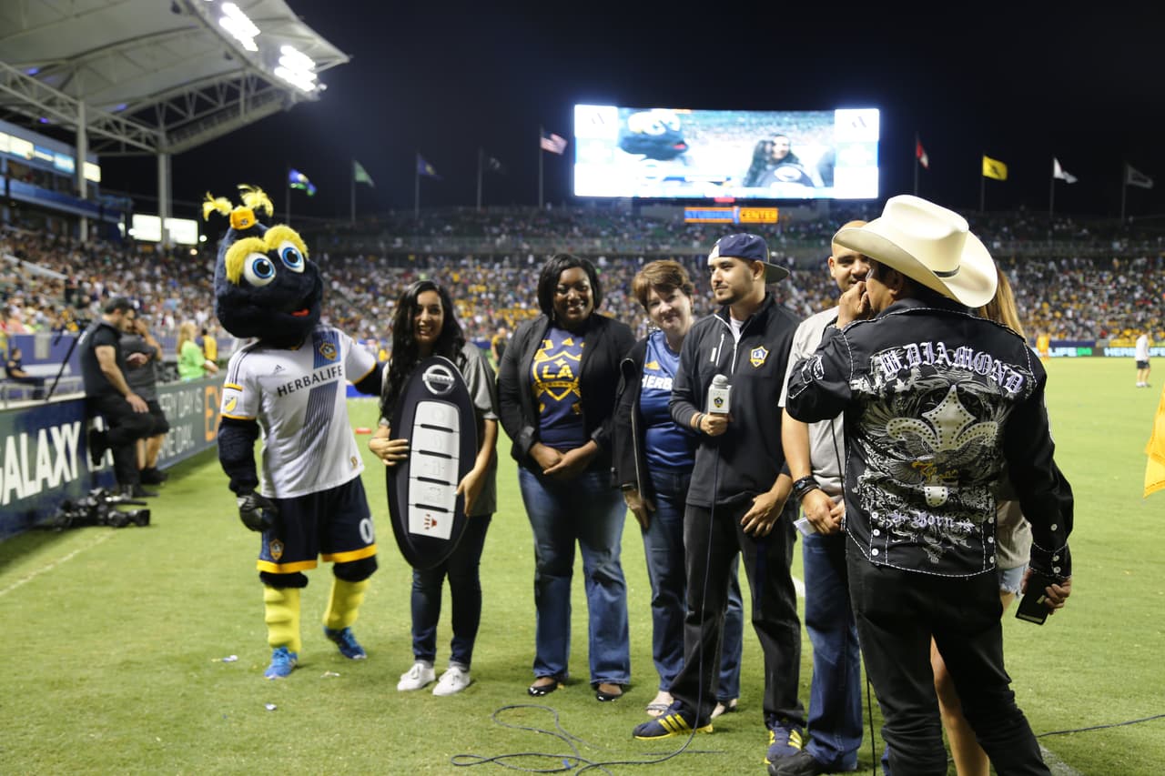 El Bueno, La Mala y El Feo regalaron un Nissan Altima nuevecito en el juego del Galaxy. Checa quien fue la afortunada y la divertida que se dieron aquí.