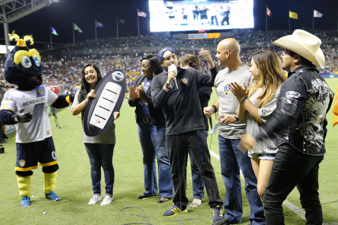 El Bueno, La Mala y El Feo regalaron un Nissan Altima nuevecito en el juego del Galaxy. Checa quien fue la afortunada y la divertida que se dieron aquí.