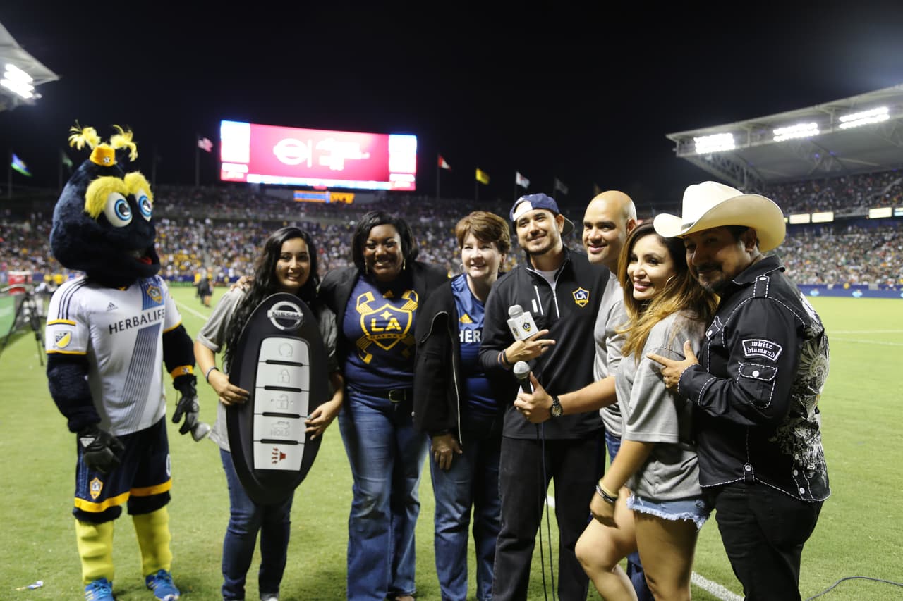 El Bueno, La Mala y El Feo regalaron un Nissan Altima nuevecito en el juego del Galaxy. Checa quien fue la afortunada y la divertida que se dieron aquí.