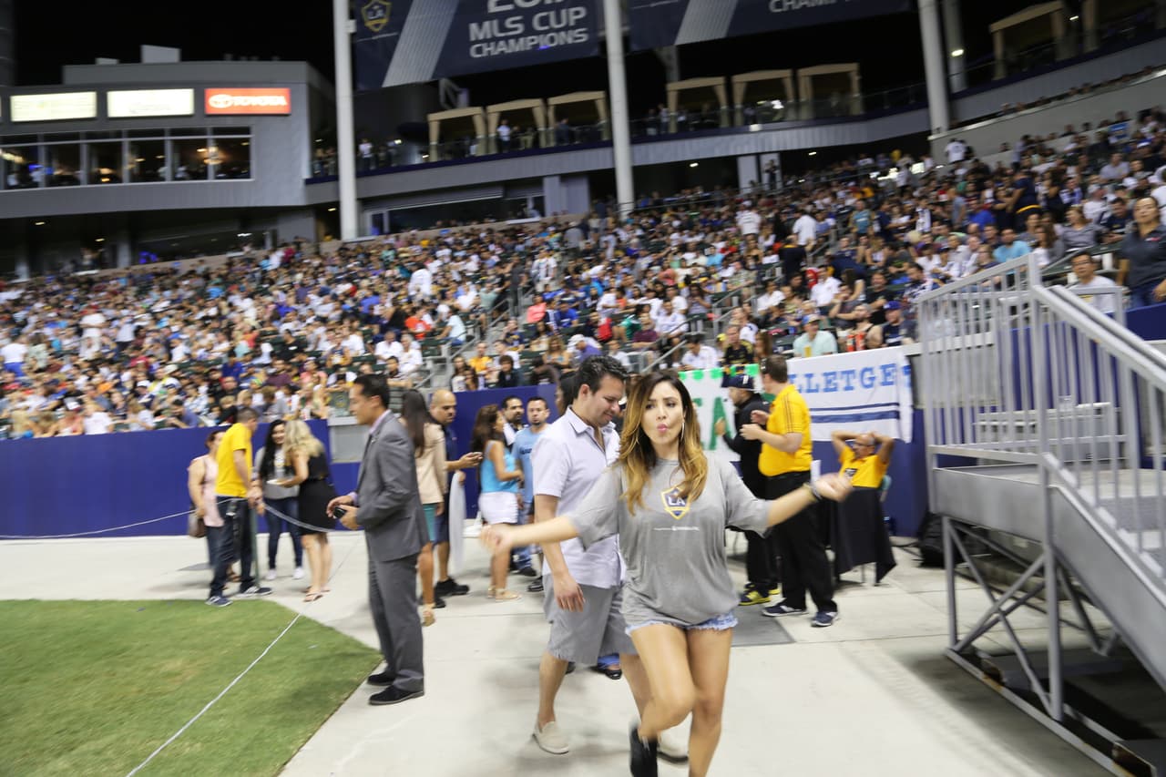 El Bueno, La Mala y El Feo regalaron un Nissan Altima nuevecito en el juego del Galaxy. Checa quien fue la afortunada y la divertida que se dieron aquí.