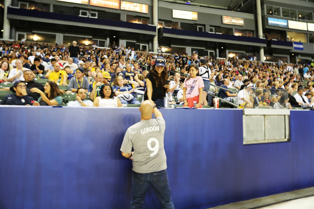 El Bueno, La Mala y El Feo regalaron un Nissan Altima nuevecito en el juego del Galaxy. Checa quien fue la afortunada y la divertida que se dieron aquí.