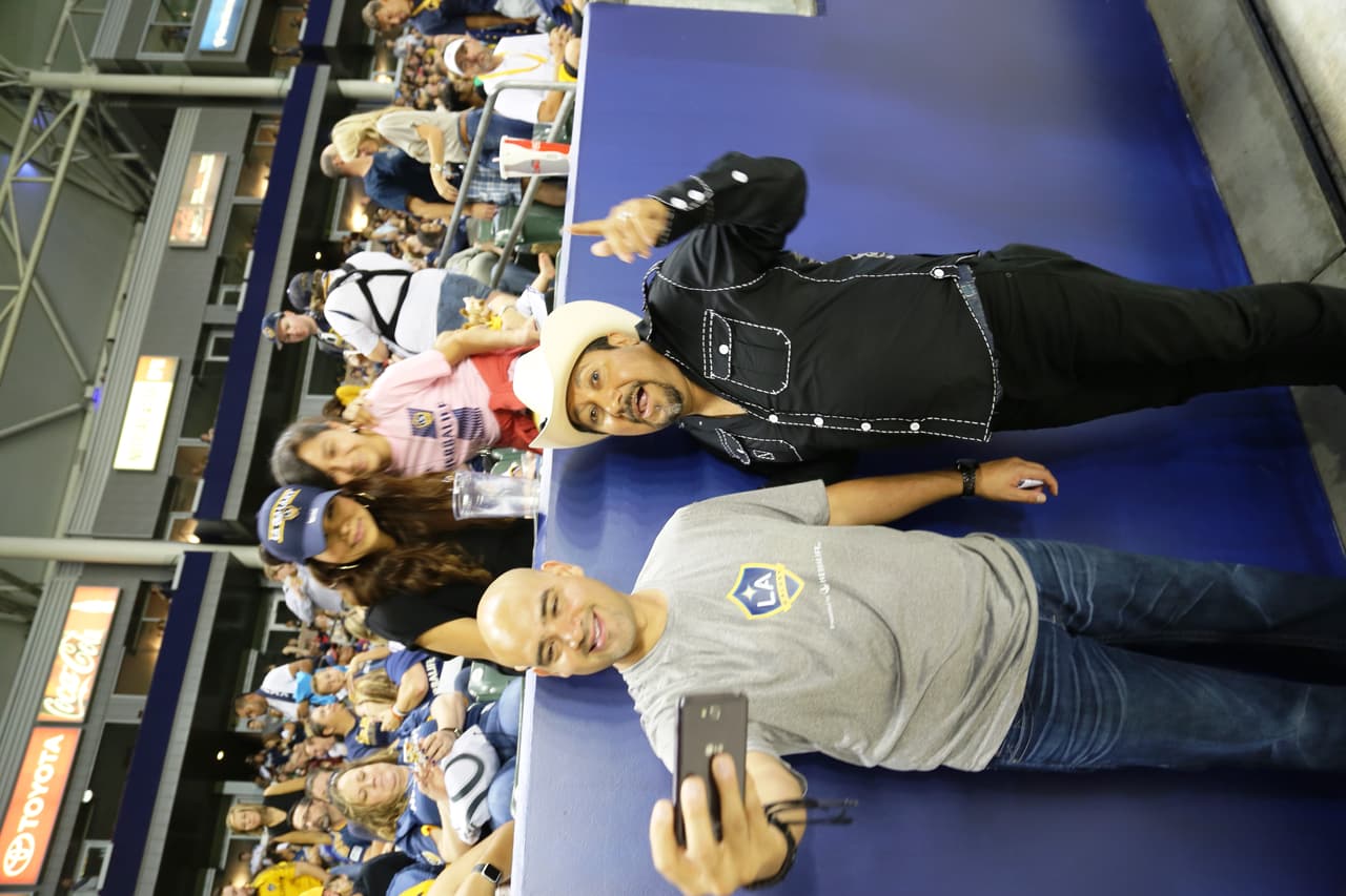 El Bueno, La Mala y El Feo regalaron un Nissan Altima nuevecito en el juego del Galaxy. Checa quien fue la afortunada y la divertida que se dieron aquí.