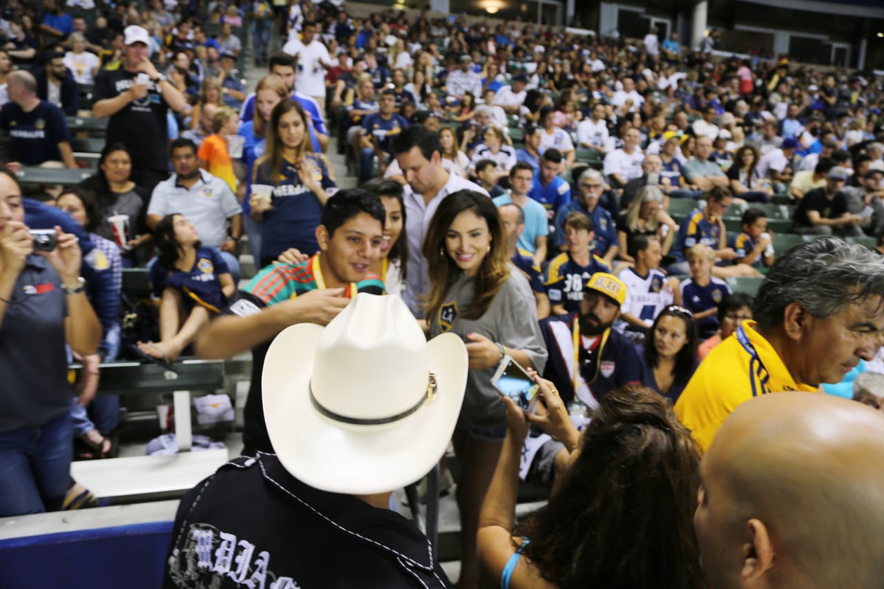 El Bueno, La Mala y El Feo regalaron un Nissan Altima nuevecito en el juego del Galaxy. Checa quien fue la afortunada y la divertida que se dieron aquí.