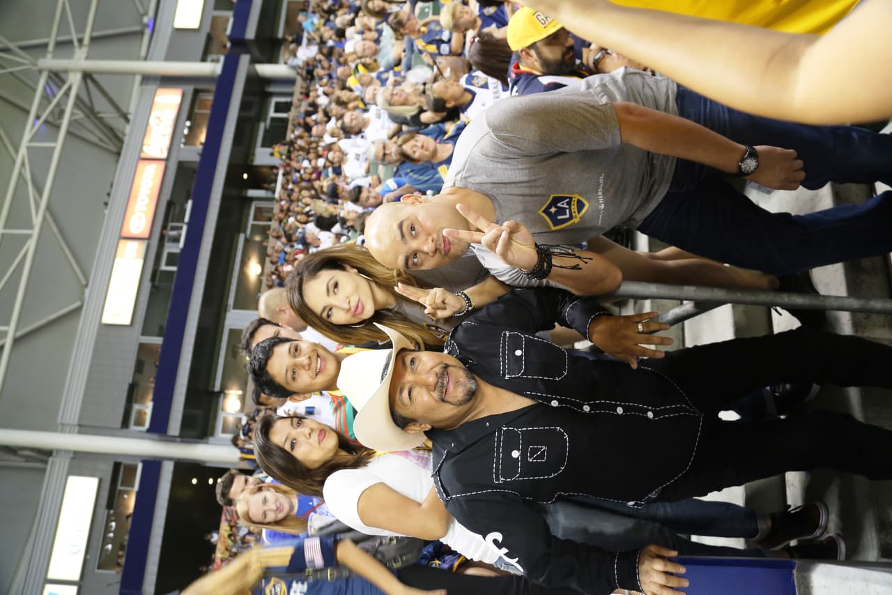 El Bueno, La Mala y El Feo regalaron un Nissan Altima nuevecito en el juego del Galaxy. Checa quien fue la afortunada y la divertida que se dieron aquí.