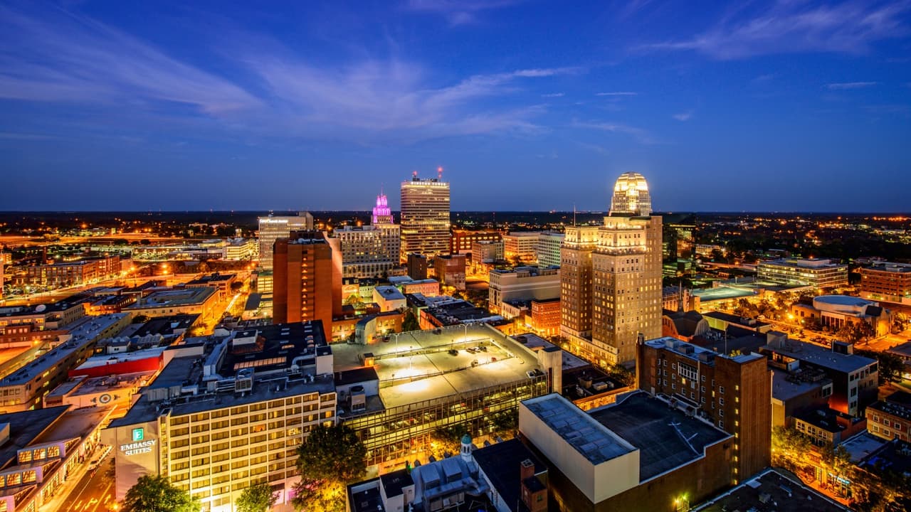 <b>Winston-Salem</b>. Winston-Salem está lleno de historia y belleza y para muchos también destaca entre los favoritos para las vacaciones de primavera en Carolina del Norte. Entre sus atractivos destacan museos, algunas cervecerías y restaurantes de lo mejor.
<br>
<br>
<b><a href="https://goo.gl/maps/Lp9HECF1KT3UyfN99">Cómo llegar</a></b>