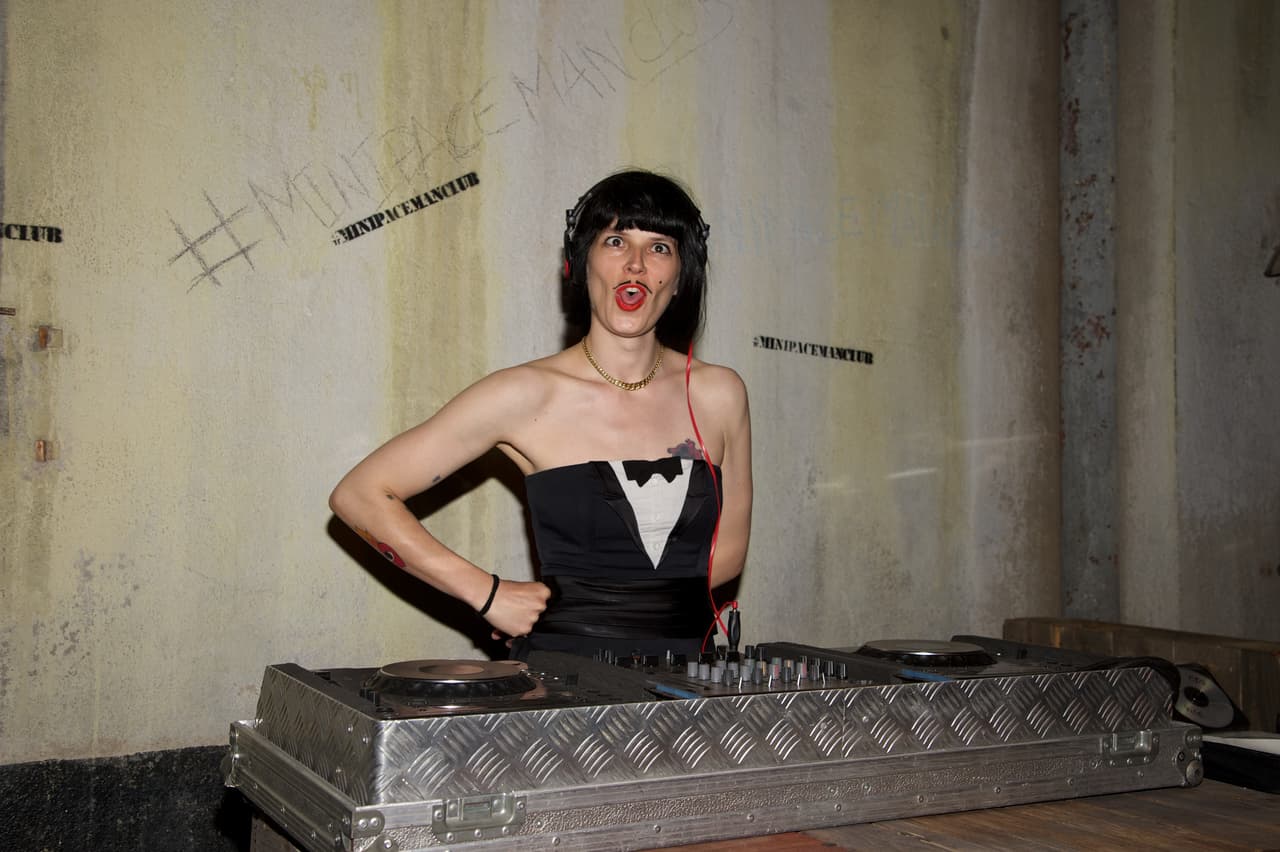 Un año antes de que le detectaran el tumor canceroso en el seno izquierdo, Bimba Bosé marcó la pauta en el evento 'Mini Paceman', realizado en el Museo del Ferrocarril, en Madrid.