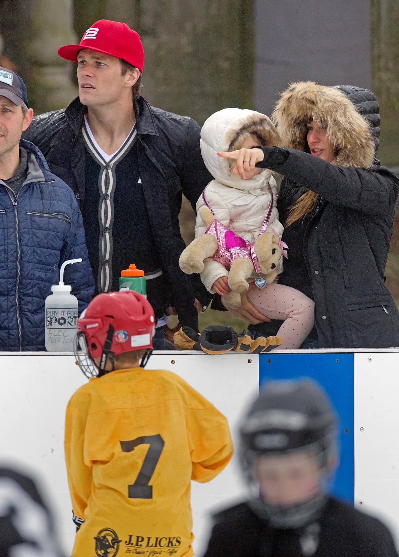 Los tres le echaban porras a su pequeña estrella de hockey.