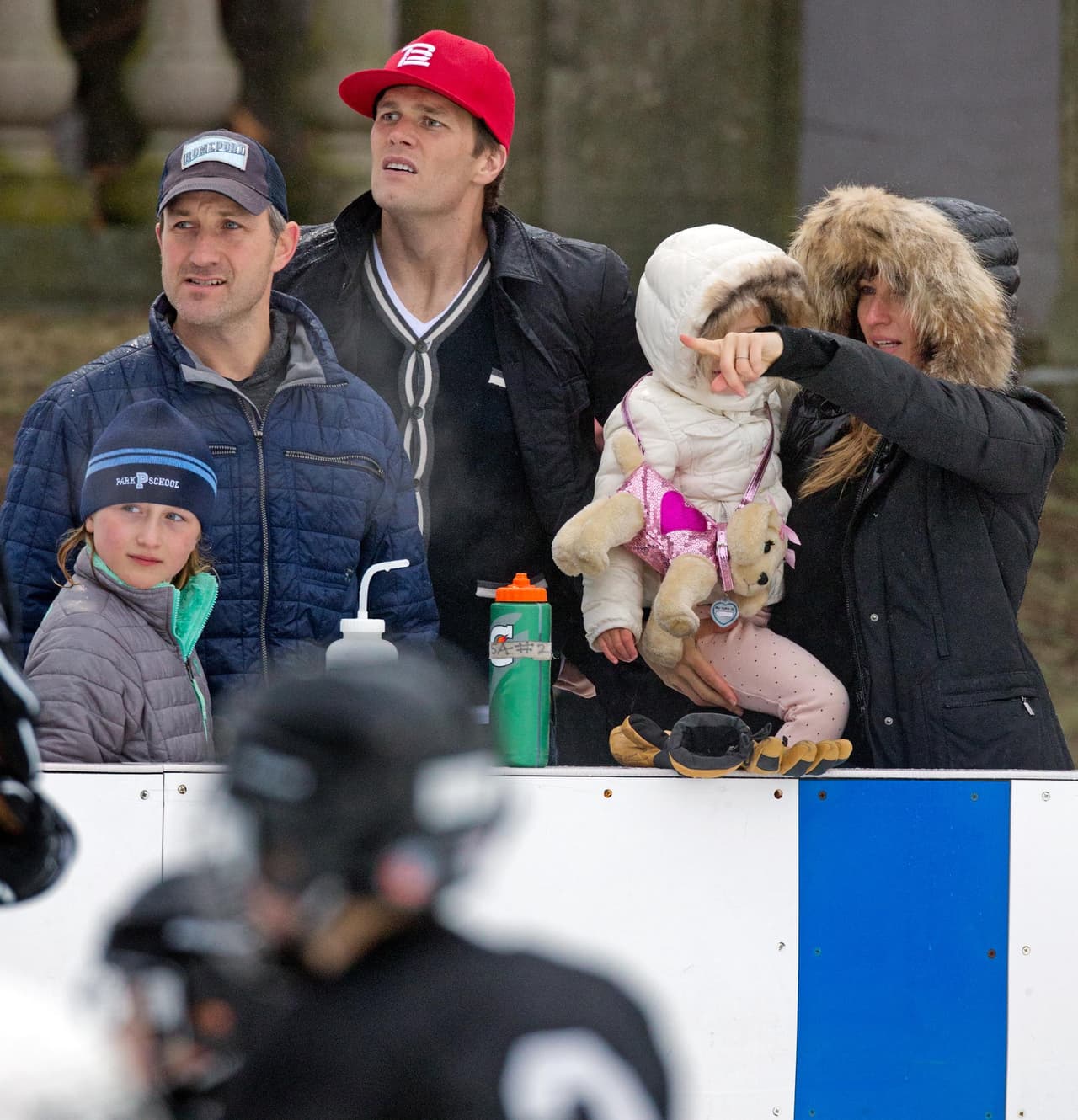 Al llegar a la práctica, Gisele le mostraba a su retoño donde estaba su hermano.