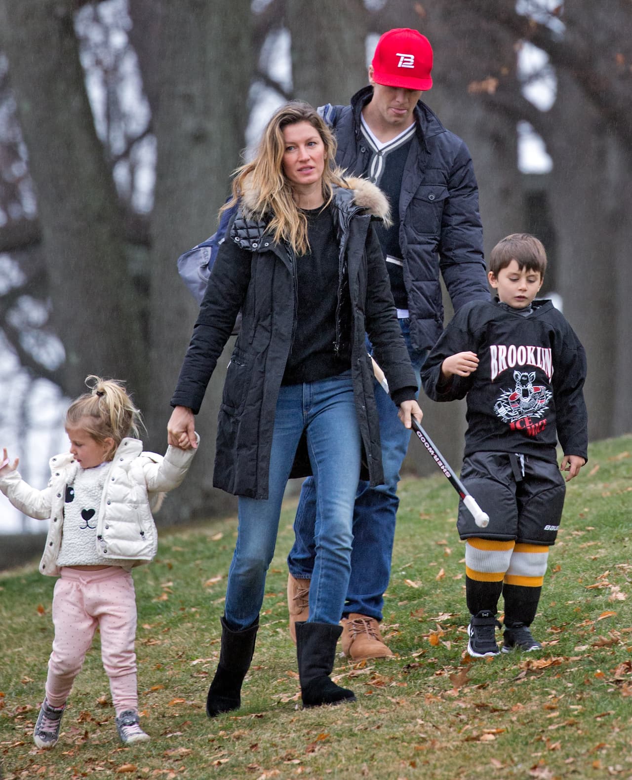 La pequeña Vivian no soltaba su muñequito para nada.