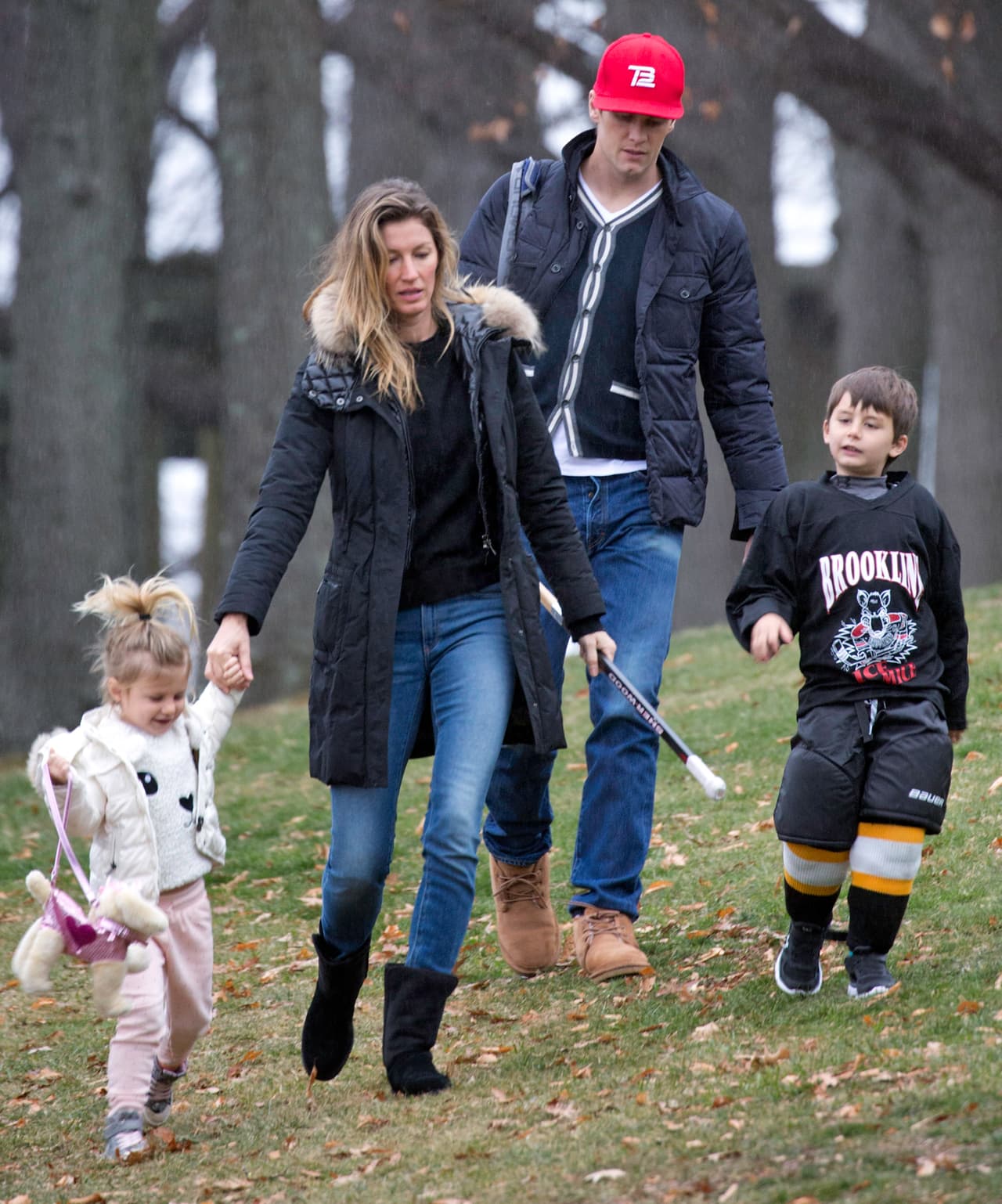 La modelo y su familia se abrigaron muy bien, pues el frío en Boston estaba a todo lo que daba.