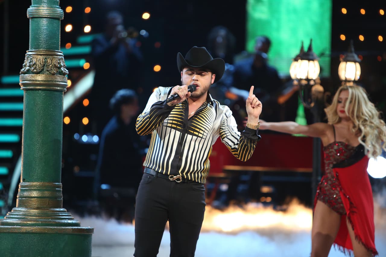 Gerardo Ortiz presentó su tema "Mujer de piedra", lo acompañaron las bailarinas.