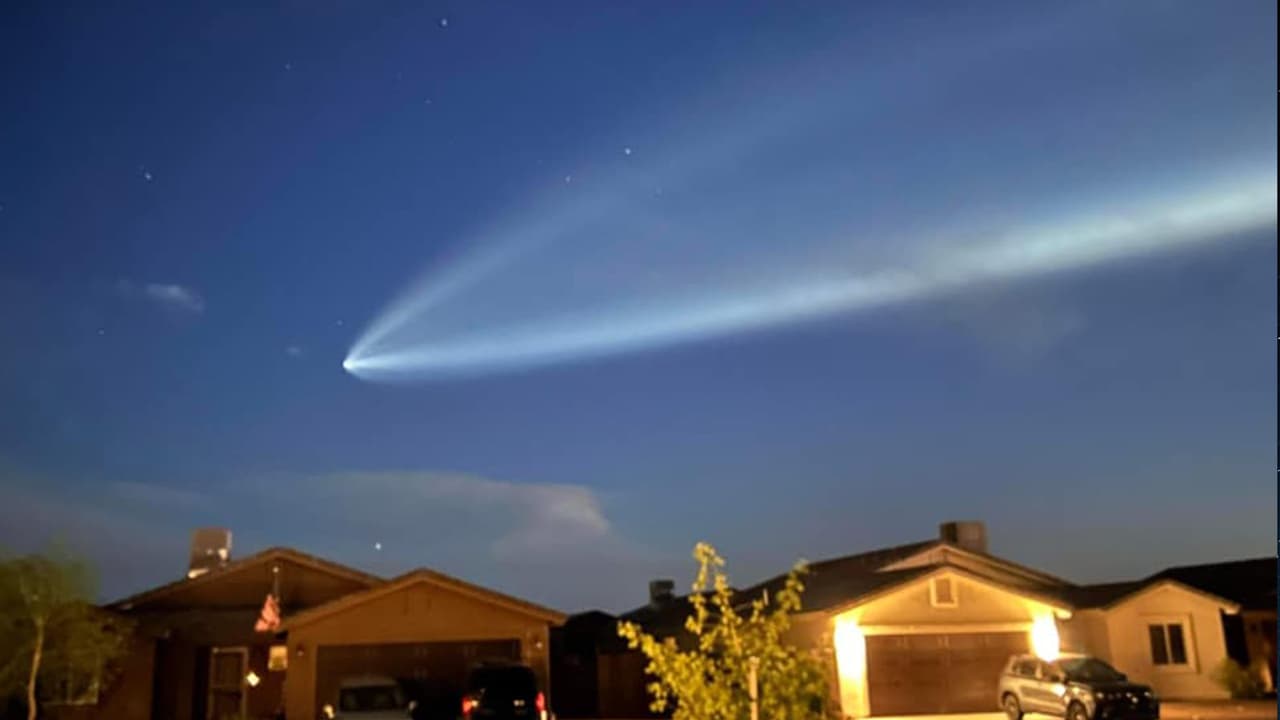 De acuerdo con la compañía, este fue el décimo lanzamiento y aterrizaje de este propulsor.