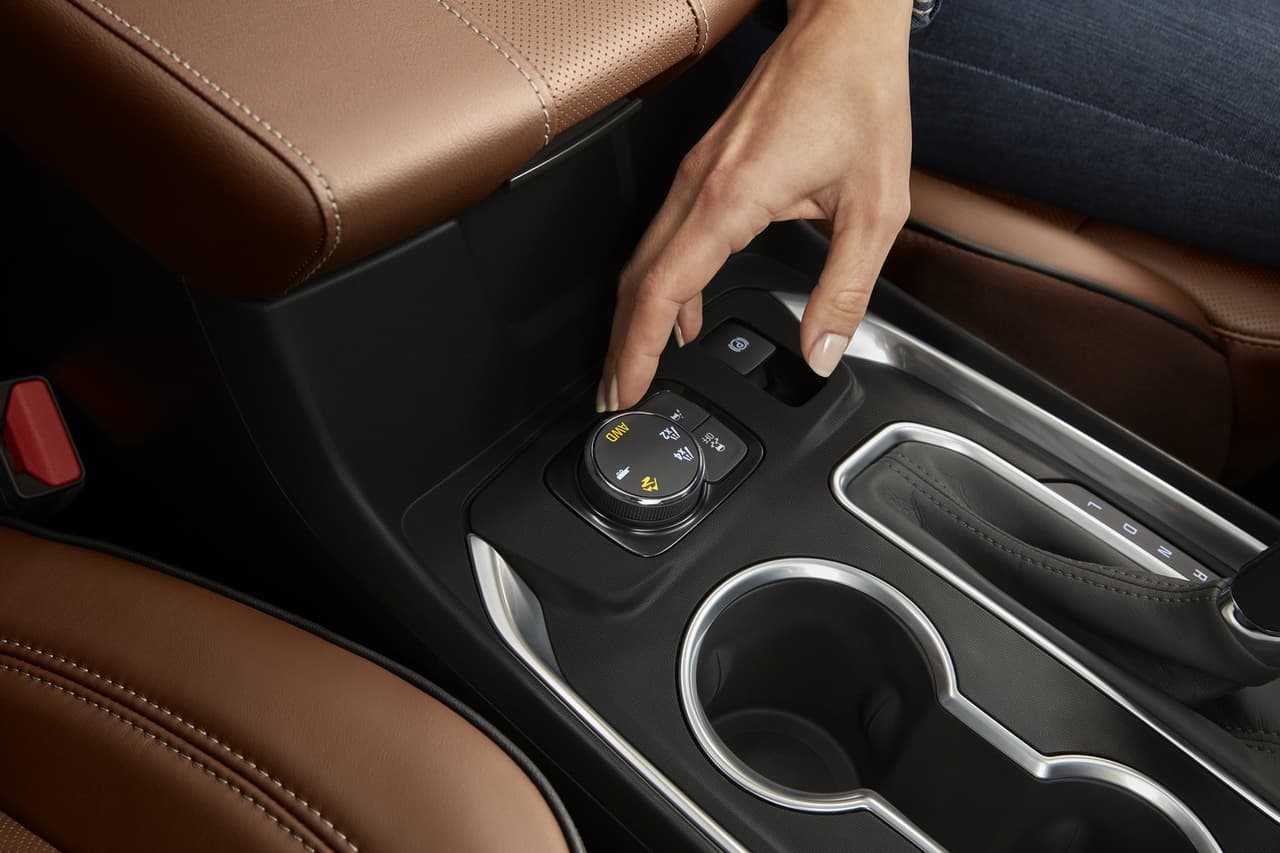 Una de las novedades de la Traverse es el selector de modo de tracción, que le permite al conductor hacer ajustes en tiempo real de acuerdo a las posibles variaciones del suelo que transita. En los modelos de tracción integral, permite desconectar esto del eje trasero para ahorrar combustible.