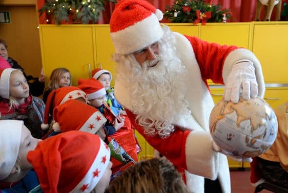 Convertido en obispo cristiano, fue cuando comenzó a hacerse famoso. La forma en la que entra por la noche a las casas y deja regalos, viene da la leyenda de que San Nicolás decidió ayudar a un empobrecido hombre, padre de tres hijas, quien no podía casarlas por no tener la dote necesaria, por lo que las desafortunadas jóvenes, estaban condenadas a quedarse solteras.