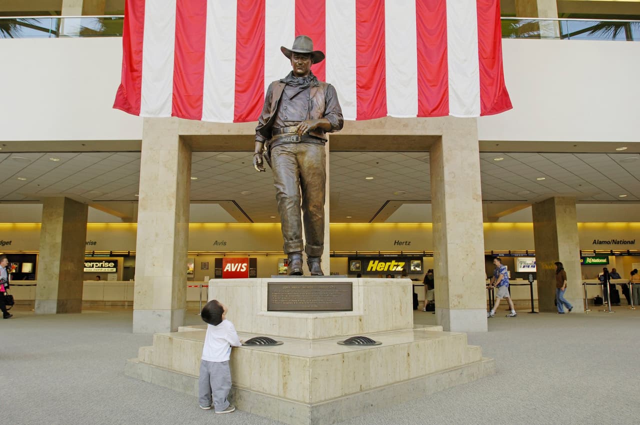 Piden quitar el nombre de John Wayne a un aeropuerto de California