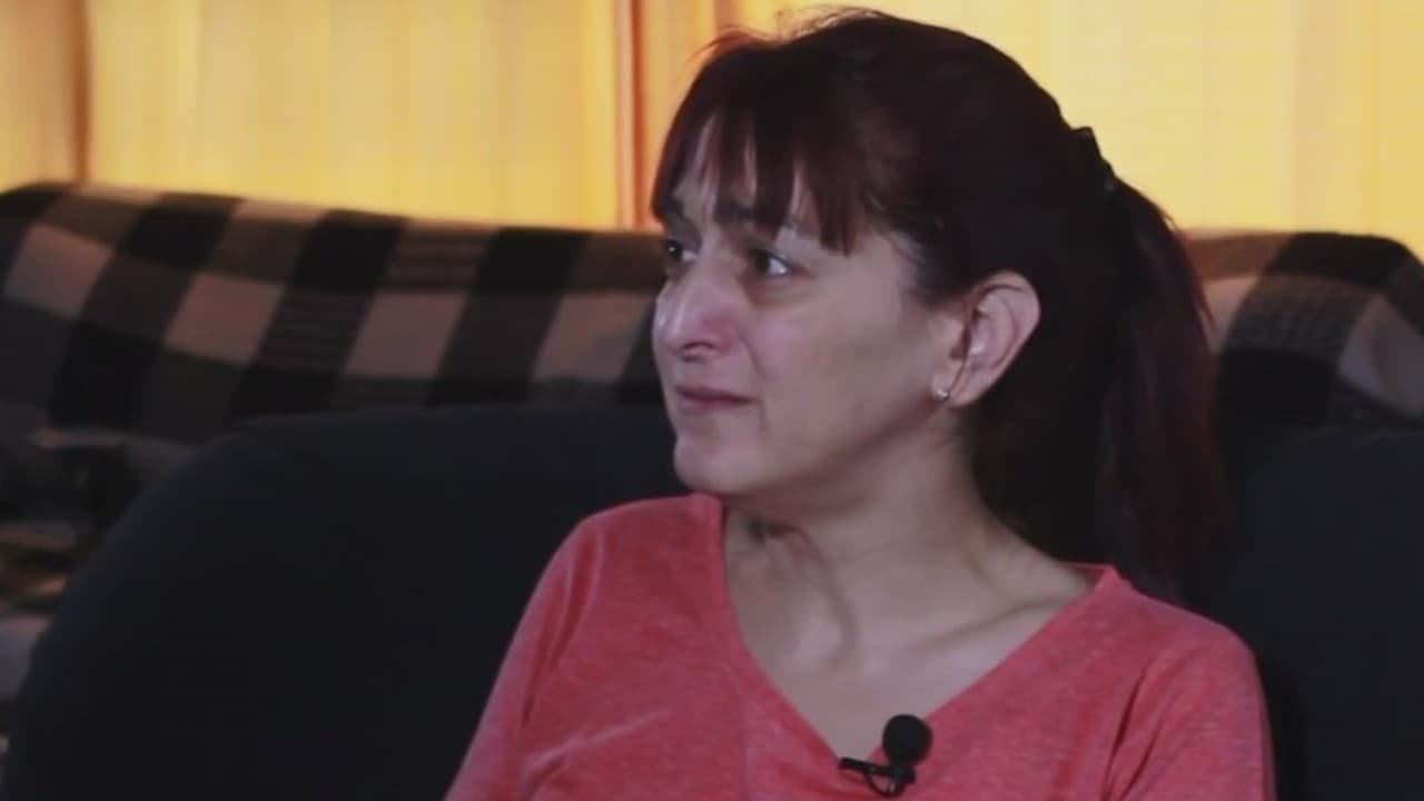 <b>Fue violada desde los 8 años y al quedar embarazada le arrebataron a su hijo</b>
<br>
<br>"Mi padrastro me violó de los 8 a los 13 años y quedé embarazada", cuenta Romina Rizarro, quien hoy tiene 42 años. Asegura que sintió vergüenza y miedo a lo que podían decir de ella y la iban a juzgar.