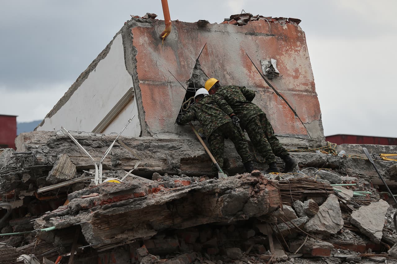 Equipos de rescate evalúan los daños causados por el terremoto en Cali, Colombia, el domingo 16 de agosto de 2026.