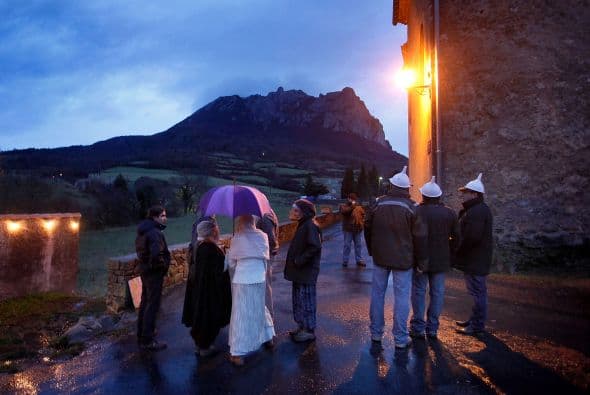Desde finales del siglo 20, Bugarach es sitio de peregrinación de los seguidores de diversas corrientes de la Nueva Era, sectas apocalípticas, extremistas religiosos y ufólogos, que aseguran que el lugar cuenta con propiedades telúricas propicias para los encuentros extraterrestres.