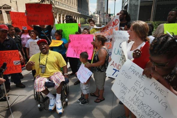Miembros de Occupy Chicago salieron a las calles para protestar contra los recientes embargos. Miembros de la Campaña contra desahucios, y Comunidades Unidas Contra Embargos y Desahucios se unieron a la protesta que se llevó a cabo afuera de las instalaciones regionales de Fannie Mae.