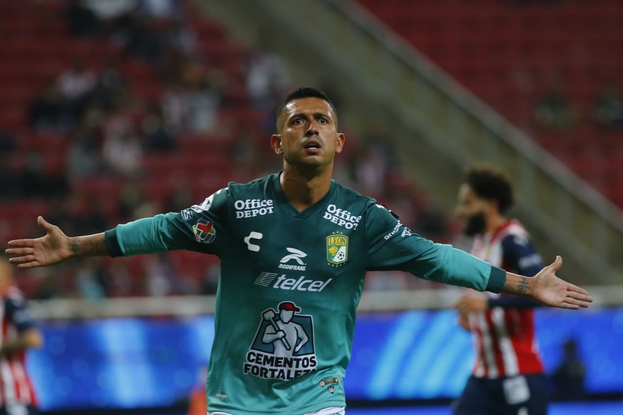 Wiliam Tesillo, Elías Hernández y Santiago Colombattose encargan de batir a Toño Rodríguez, le dan la victoria 0-3 a León sobre Chivas y consiguen mantener su segunda posición en la tabla.
