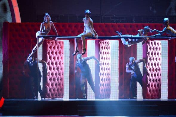 Para terminar con el mundo pop, un cabaret lleno de sensuales bailarinas llegó al escenario de los Latin Grammy.