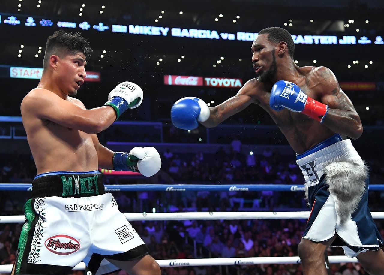 La pelea comenzó tal y como se esperaba: Easter Jr. intentó 'arrancarle' la cabeza a Mikey en los primeros asaltos, asumiendo una postura ofensiva, lanzándose con todo hacia al frente, intimidando.