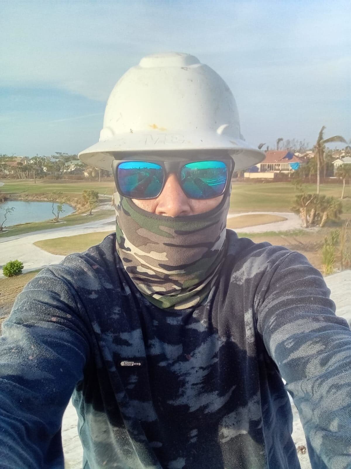 <i>Marcos, trabajador de restauración después de desastres climáticos como huracanes, se toma una foto mientras trabaja en Fort Myers, Florida. </i>
<br>