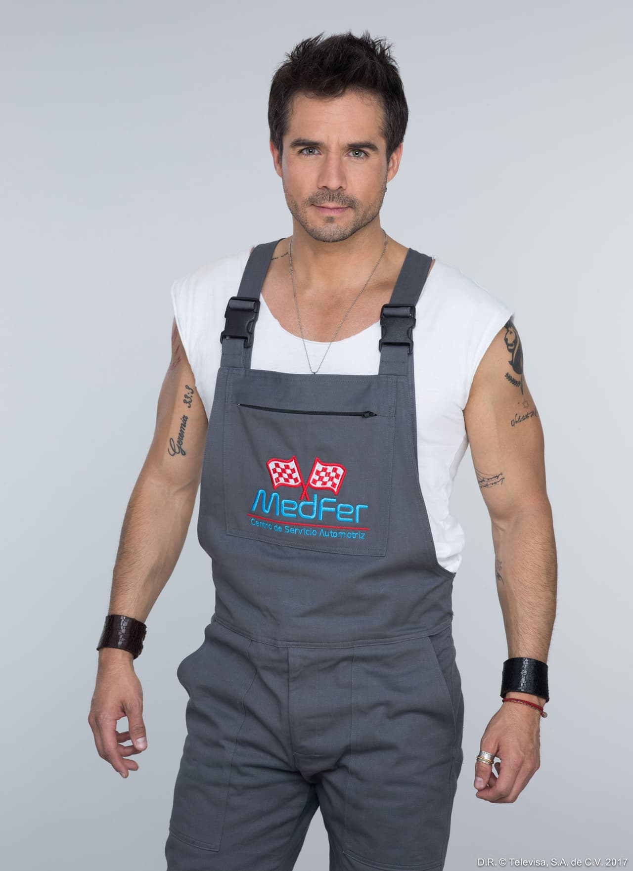 <b><a href="http://www.univision.com/novelas/enamorandome-de-ramon/jose-ron-es-ramon-en-enamorandome-de-ramon">'Ramón' (José Ron)</a></b> te cautivará a partir de este 8 de agosto en el gran estreno de 
<a href="http://www.univision.com/novelas/enamorandome-de-ramon/">'Enamorándome de Ramón' a las 8PM/7C por Univision</a>. Él es uno de los guapos mecánicos de la historia.