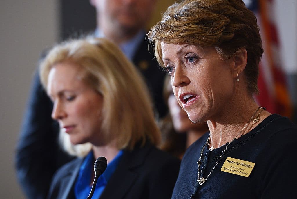 La teniente Paula Coughlin (d), piloto de helicóptero retirado de la Armada, víctima de una agresión sexual en el ejército, habla mientras la senadora Kirsten Gillibrand (i), demócrata de Nueva York, la observa durante una conferencia de prensa en la que pide la creación de un sistema de justicia militar independiente que se ocupe del acoso y la agresión sexual en el ejército, el 6 de febrero de 2014.